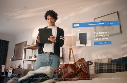 Personne regardant sa tablette pour acheter des valises avec ses points-privilèges