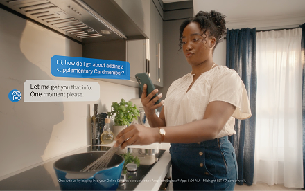 Personne regardant son téléphone intelligent et parlant avec le service de soutien d’Amex