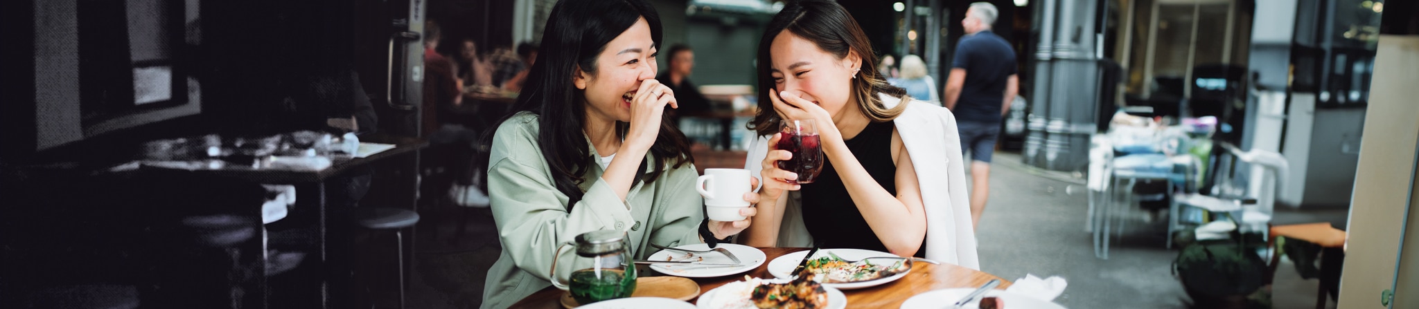Two women sitting and discussing in a cafe