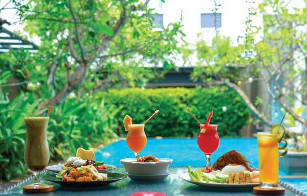 Pool Bar - Kochi Marriott Hotel