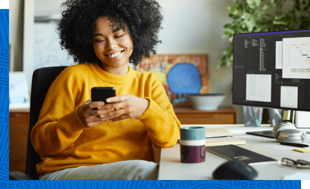 A Card Member happily redeeming Membership Rewards® points for part of a purchase at Amazon.com.