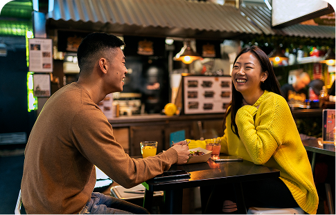 Personnes mangeant au restaurant