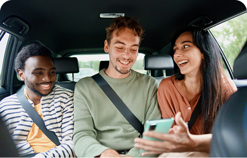 Amis dans une auto regardant un téléphone