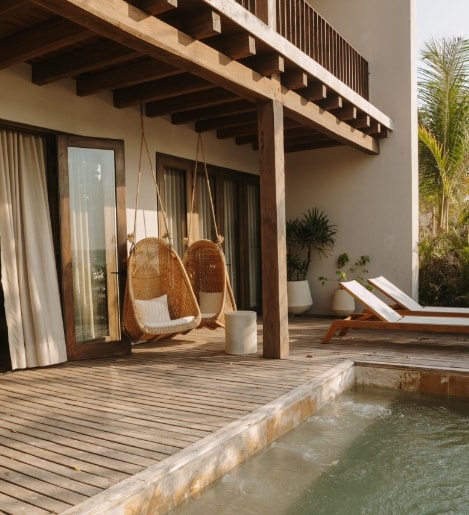 Columpios y tumbonas cerca de una piscina