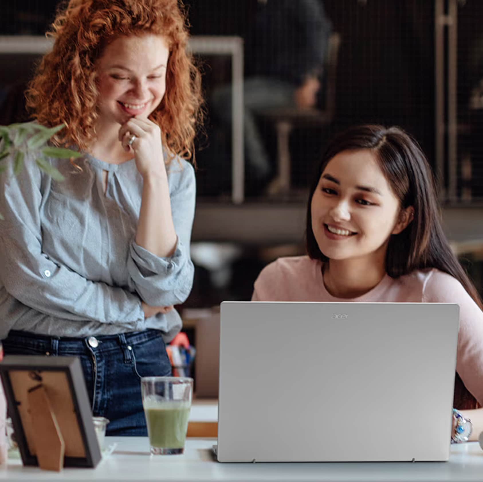 Uso de tarjetas suplementarias por empleados para gestionar gastos de empresa desde un entorno de trabajo.