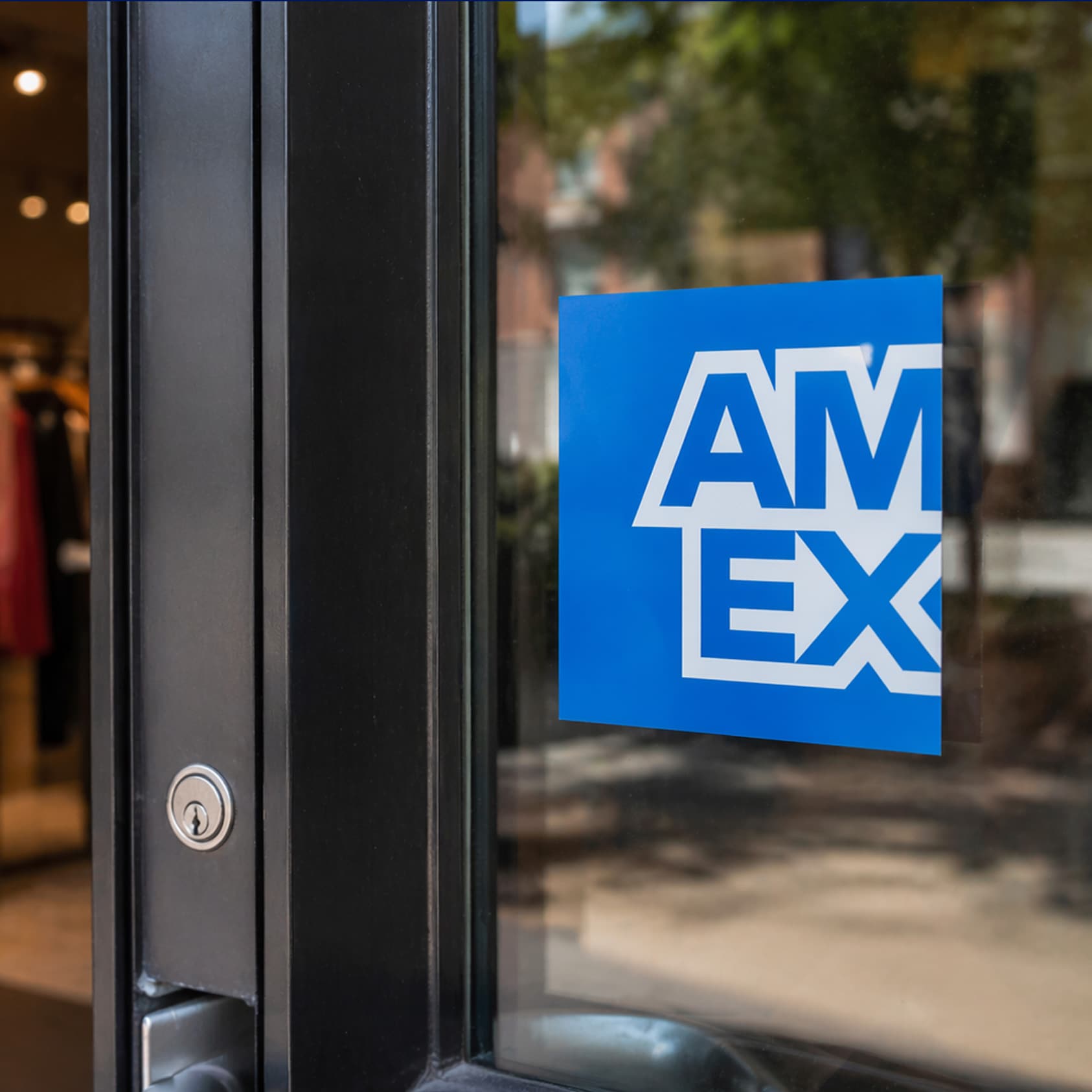 Establecimiento físico que acepta American Express, representando dónde utilizar la tarjeta Business Gold.