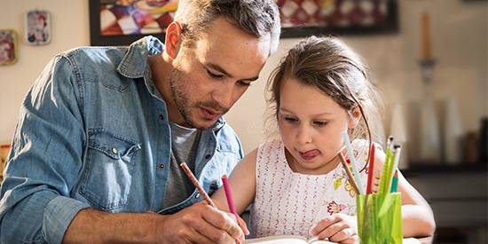 Papá e hija preparándose para el Back to School con Meses sin Intereses de American Express