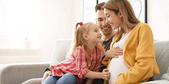 Familia feliz durante promoción Hot Sale de GMX Seguros con meses sin intereses al pagar con AMEX