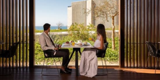 Persona relajándose en una alberca con promoción Hot Sale de Marriott Bonvoy de  descuento al pagar con AMEX