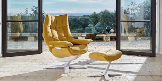Persona relajándose en un sofá de Natuzzi Italia con promoción Hot Sale de hasta 12 Meses sin Intereses al pagar con AMEX