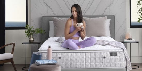 Persona disfrutando de su colchón con las promociones de meses sin intereses y descuento al pagar con AMEX durante Hot Sale