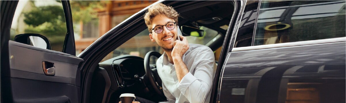 hombre contestando teléfono en su auto