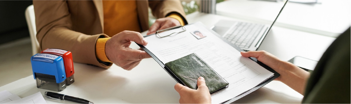 persona entregando documentos