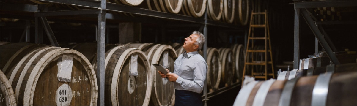 hombre trabajando en cava de vinos