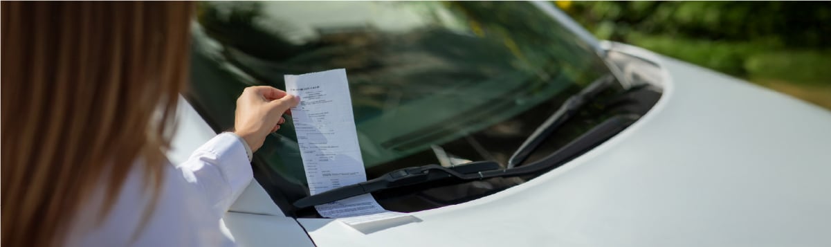 hombre trabajando en cava de vinos