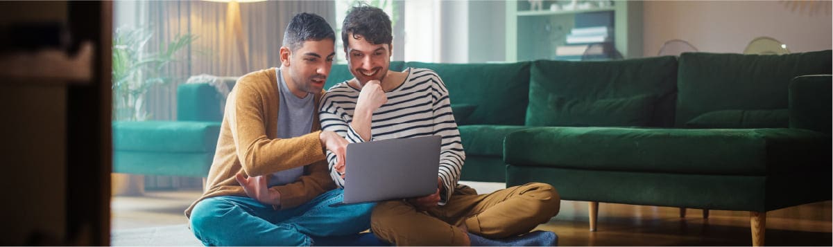 mujer revisando contenido en laptop