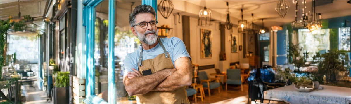 emprendedor en la entrada de su negocio