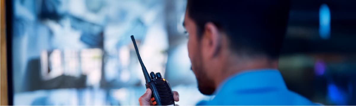guardia de seguridad usando radio