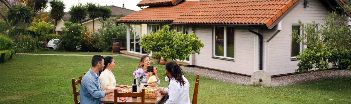 familia comiendo en jardin de casa