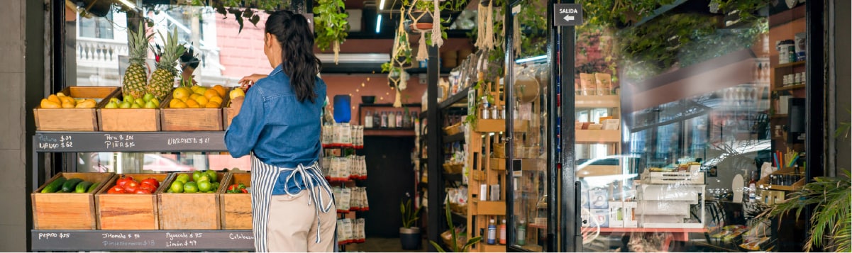 mujer trabajando en comercio