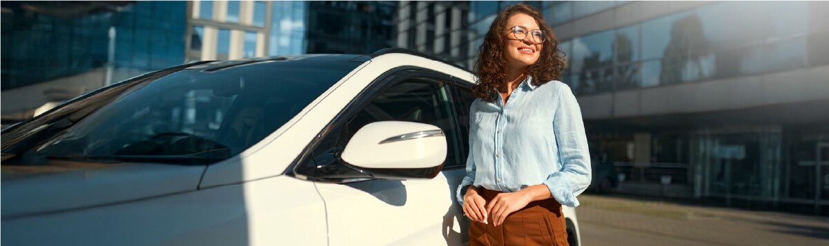 mujer en puerta de auto