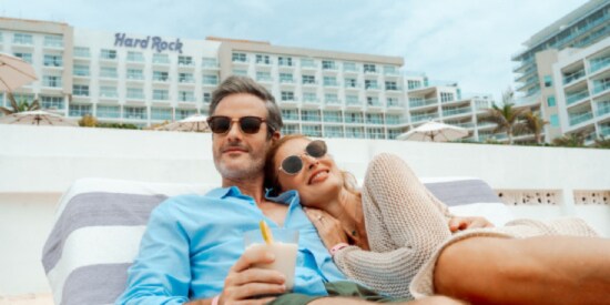 Pareja disfrutando sus vacaciones en Hard Rock Cancun con Meses sin Intereses en American Express