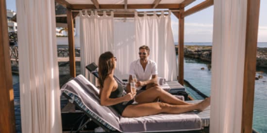 Pareja aprovechando los Meses sin Intereses con American Express en Hard Rock Riviera Maya 