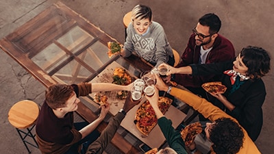 Un grupo de personas brindando en una cena.