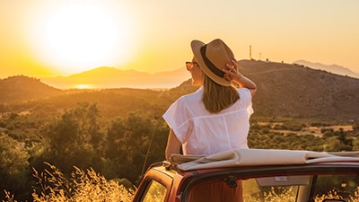 Una mujer observando una puesta de sol.