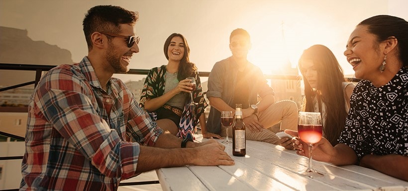 Un grupo de personas alrededor de una mesa sonriendo.