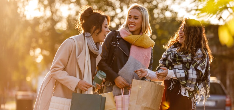 Tres mujeres haciendo compras y pasándosela bien.