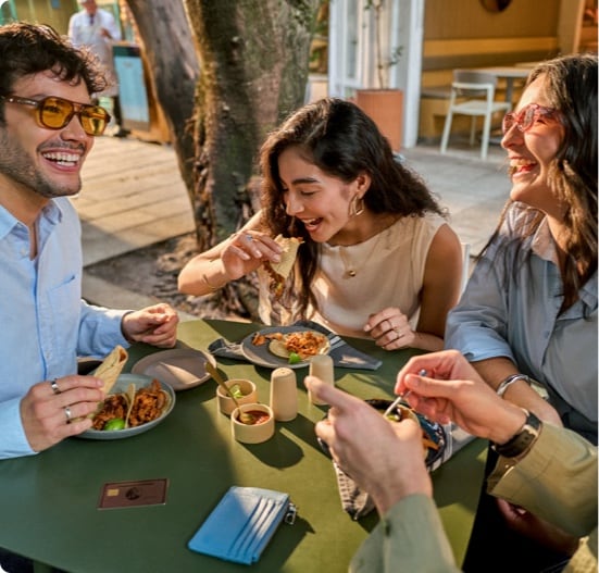 The Gold Card American Express: Mujer disfrutando una experiencia gastronómica.