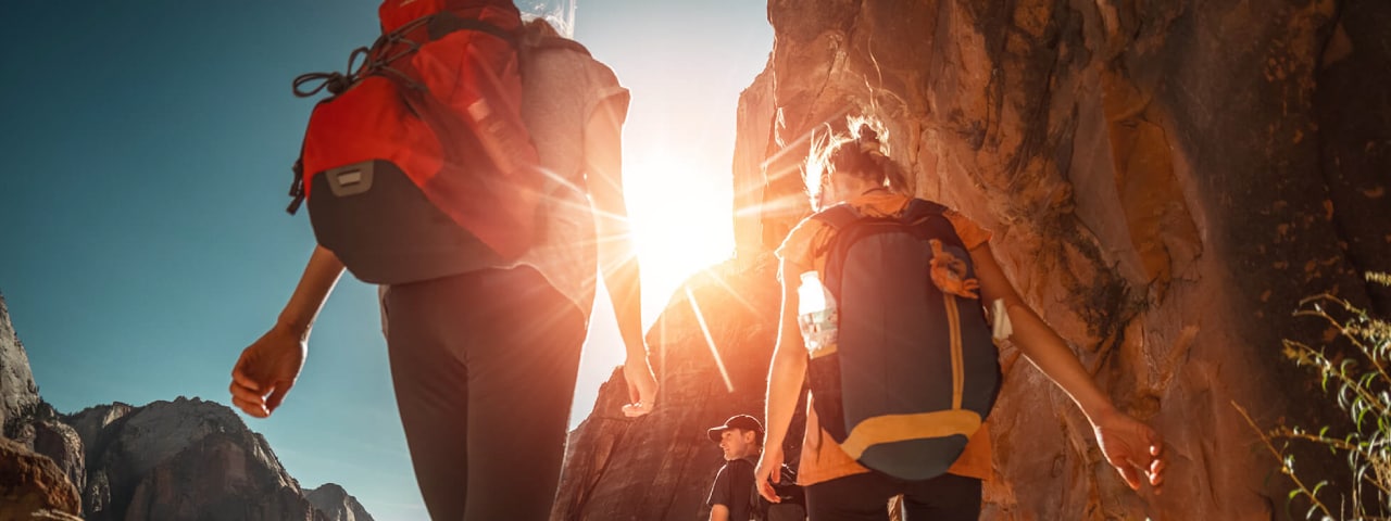 Una pareja de excursión en un paisaje desértico.