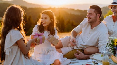Una familia disfrutando de un día de campo.
