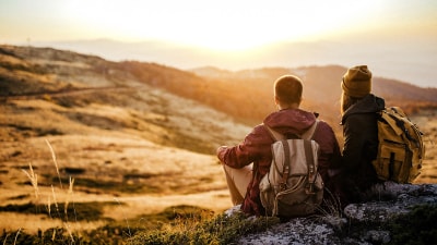 Una pareja en una excursión en la montaña.