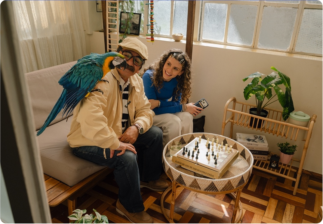 The Gold Card American Express: Personas compartiendo un momento en casa, opción para regalar con Membership Rewards.