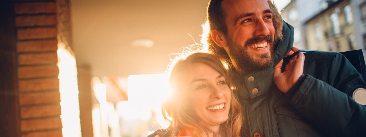 Una pareja sonriendo mientras hacen compras.