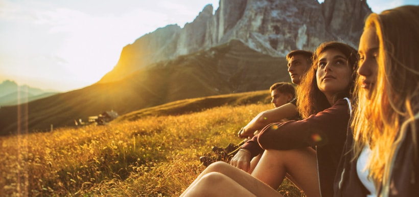 Un grupo de jóvenes en una excursión en la montaña.
