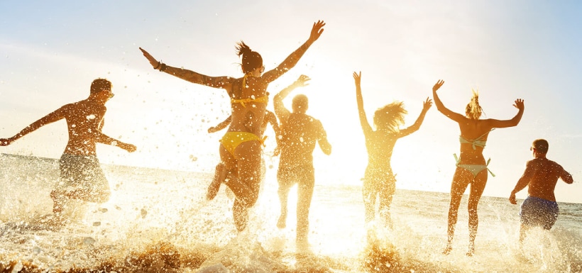 Un grupo de jóvenes en una playa.
