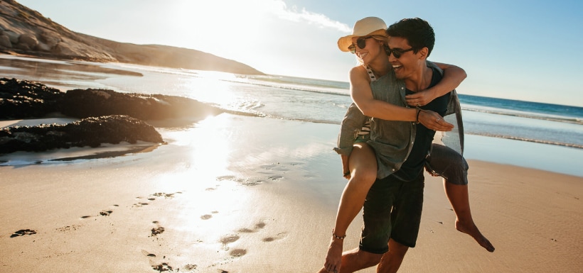 Una pareja en la playa.
