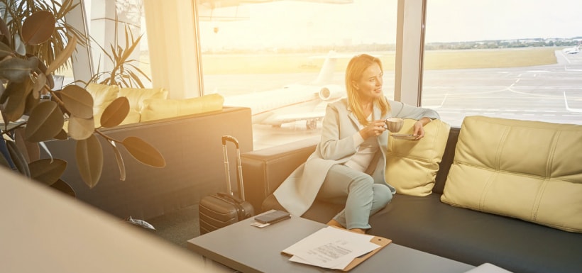 Una mujer en una sala de espera VIP de un aeropuerto.