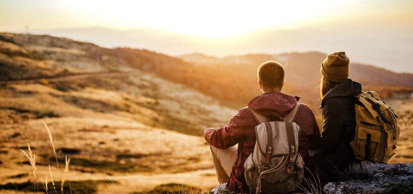Una pareja en una excursión en la montaña.