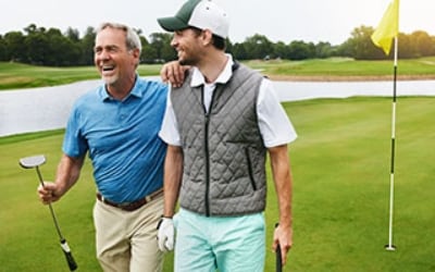 hombres en campo de golf