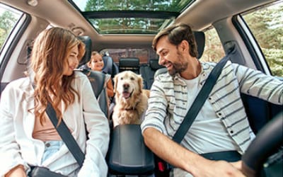 familia en auto