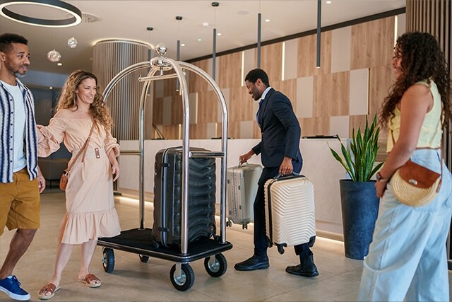 Una pareja llegando al vestíbulo de un hotel.