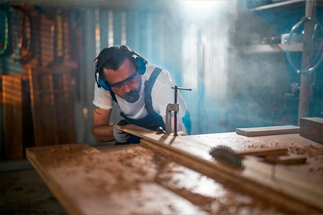 Un hombre en un taller de carpintería.