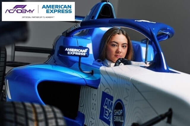 La piloto estadounidense Ava Dobson en su auto de Formula 1.