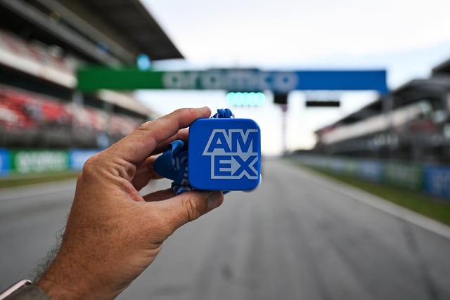 Una Amex® Race Radio