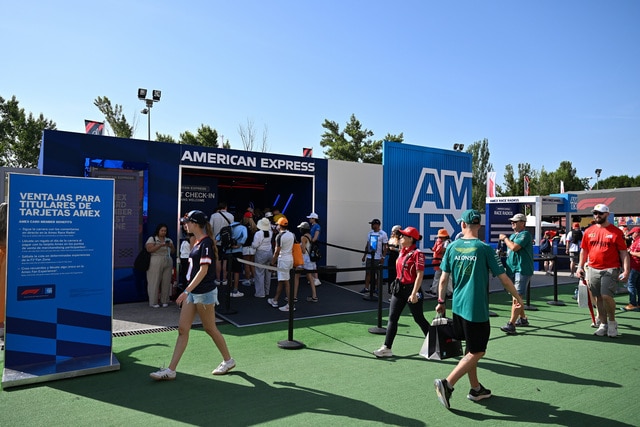 Tres jóvenes haciendo compras en la zapatería en un centro comercial moderno.