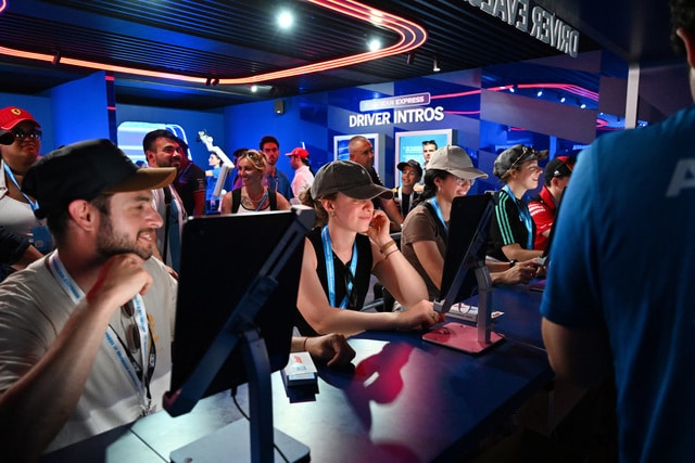 Tres jóvenes haciendo compras en la zapatería en un centro comercial moderno.